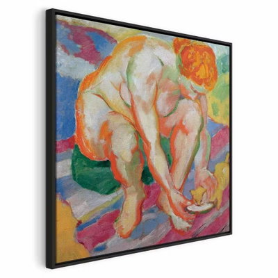 Franz marc nude with cat – svart ram. En böjd naken figur och en liten katt återges med rundade färgfält i orange, rosa, gult, grönt och blått.