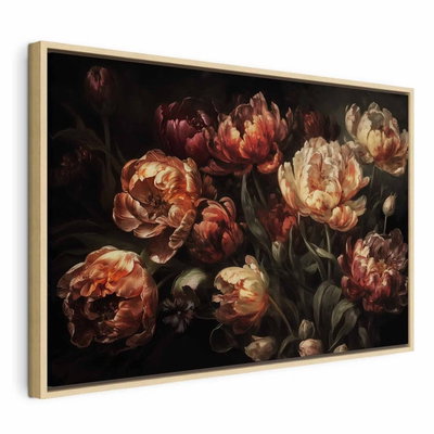 Blooming tulips – naturfärgad ram. Täta röda, rostrosa och crèmefärgade blommor med mörka blad återges i en bred komposition.
