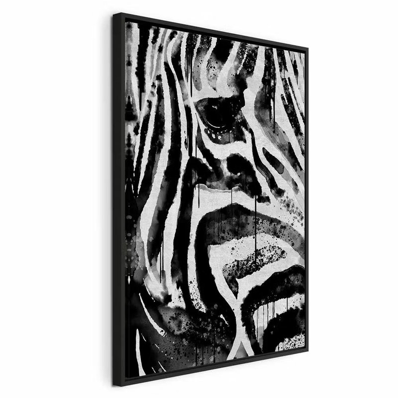 Striped nature vertical – svart ram. En zebras öga och svartvita ansiktsränder fyller bildytan i en tät närbild.