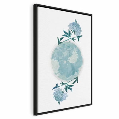 Floral planet vertical – svart ram. En blekt blågrön cirkel med ett diskret blommönster omges av två blommande kvistar på vit botten.