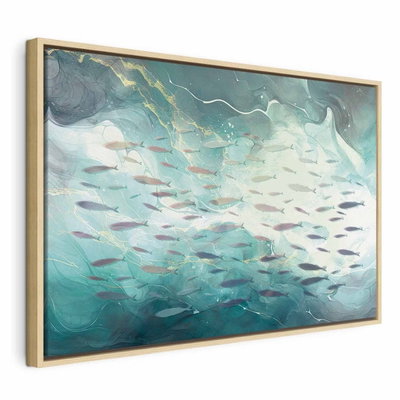 School of small fish – naturfärgad ram. Små ljusa fiskar simmar tillsammans genom turkost vatten med mörka, mjukt böljande former ovanför.