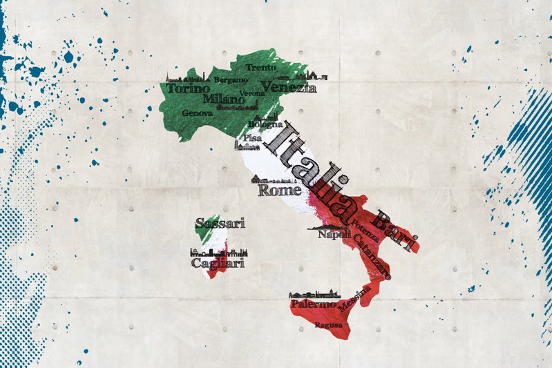 Italy: Italiens silhuett återges i grönt, vitt och rött med ortnamn, omgiven av blå färgstänk på ljus botten.