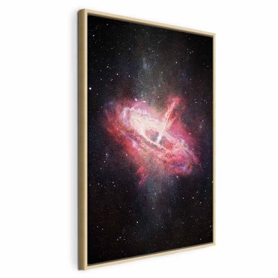 Lonely galaxy vertical – naturfärgad ram. En lysande rosa galaxliknande form omges av många små stjärnor på en mörk bakgrund.