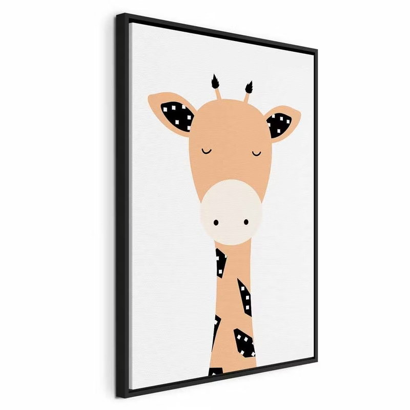 Funny giraffe vertical – svart ram. Ett långt, ljust orange giraffhuvud med slutna ögon och svarta fläckar sträcker sig uppåt mot vitt.