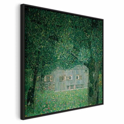 Gustav klimt – svart ram. Ett ljust tvåvåningshus ligger inbäddat i täta gröna blad och små färgprickar.