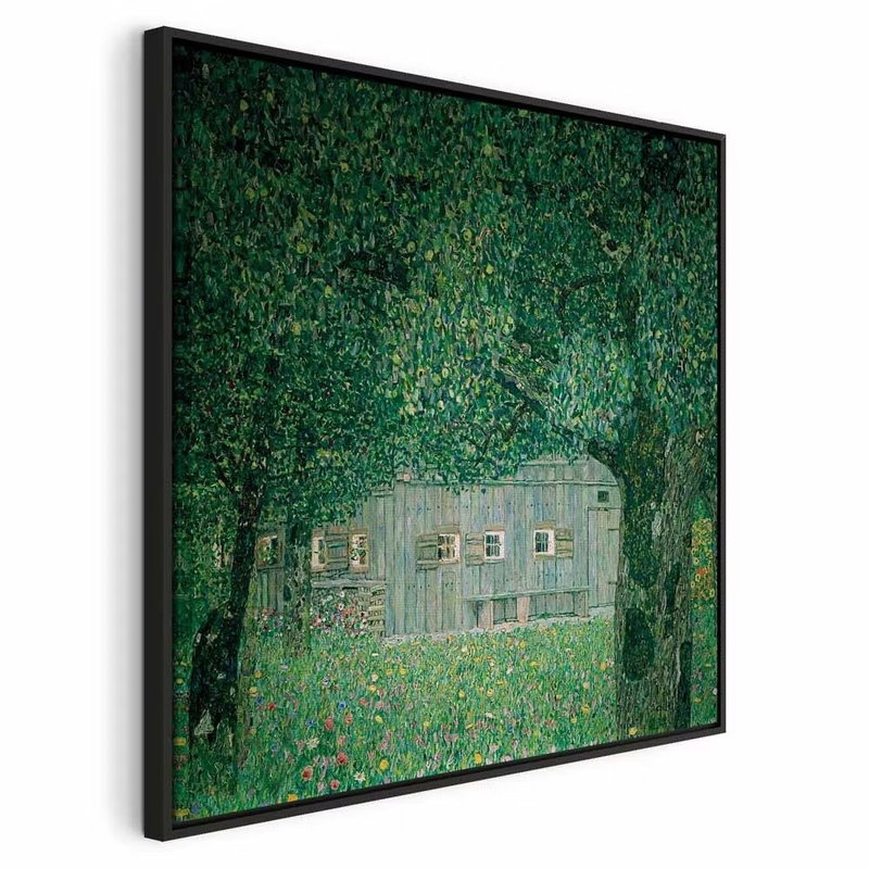 Gustav klimt – svart ram. Ett ljust tvåvåningshus ligger inbäddat i täta gröna blad och små färgprickar.
