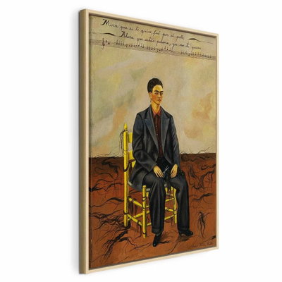 Frida kahlo self portrait – naturfärgad ram. En mörkhårig person i kostym sitter på en gul stol på sprucken mark under en ljus vägg med text.
