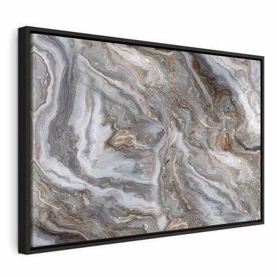 Stone abstractions marble – svart ram. Böljande ådringar i grått, vitt och varmt brunt bildar en tryckt stenyta med tydliga färgskikt.