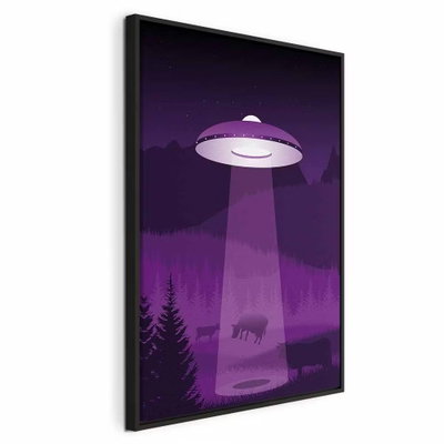 Ufo vertical – svart ram. Ett violett flygande tefat lyser ned över mörka skogssiluetter i ett illustrerat nattmotiv.