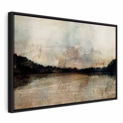 Exceptional peace wide – svart ram. En låg, mörk trädridå speglas i stilla vatten under en disig himmel i beige och grågrönt.