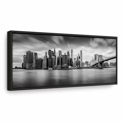 New york stylish city – svart ram. Skyskrapor och en bro speglas i stilla vatten under en strimmig, grå himmel.