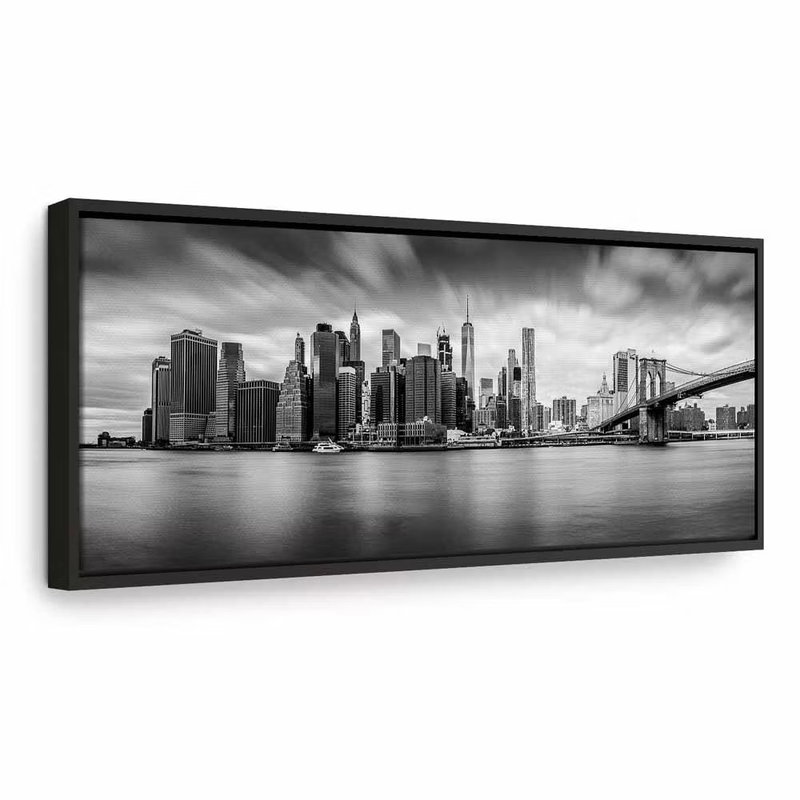 New york stylish city – svart ram. Skyskrapor och en bro speglas i stilla vatten under en strimmig, grå himmel.