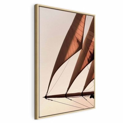Sea wind vertical – naturfärgad ram. Stora brunröda segel och tunna rigglinjer skär diagonalt genom en varmt ljus himmel.