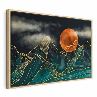 Mountain calm wide – naturfärgad ram. Tunna guldfärgade bergskonturer ligger framför en stor orange cirkel mot en mörk, molnig bakgrund.
