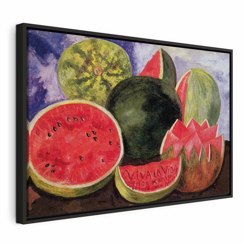 Frida kahlo viva la vida – svart ram. Röda melonhalvor med svarta kärnor ligger framför hela gröna vattenmeloner och en blåviolett bakgrund.