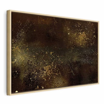 Golden constellation wide – naturfärgad ram. Små guldfärgade prickar och disiga fält ligger spridda över en mörkt brun och svart bakgrund.