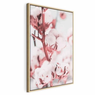 Blooming cotton vertical – naturfärgad ram. Vita bomullstussar på rödbruna stjälkar återges i en tät närbild med mjuka rosa skuggor.