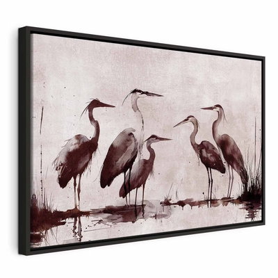 Herons painted with ink – svart ram. Flera långbenta hägrar bildar en rad på en ljus, grårosa botten med tunna brunröda konturer.