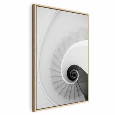 White stairs vertical – naturfärgad ram. En vit trappa vrider sig runt en mörk mittpunkt. Räcken och steg ger bilden ett tydligt geometriskt djup.
