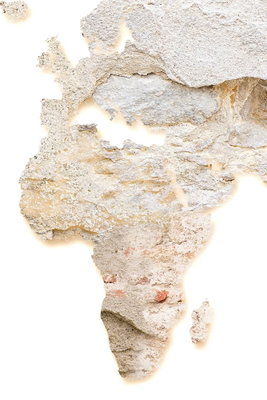 Hot continent vertical – motivvy. Afrikas kontur framträder i vitbeige, stenliknande struktur mot en stor vit bakgrund.