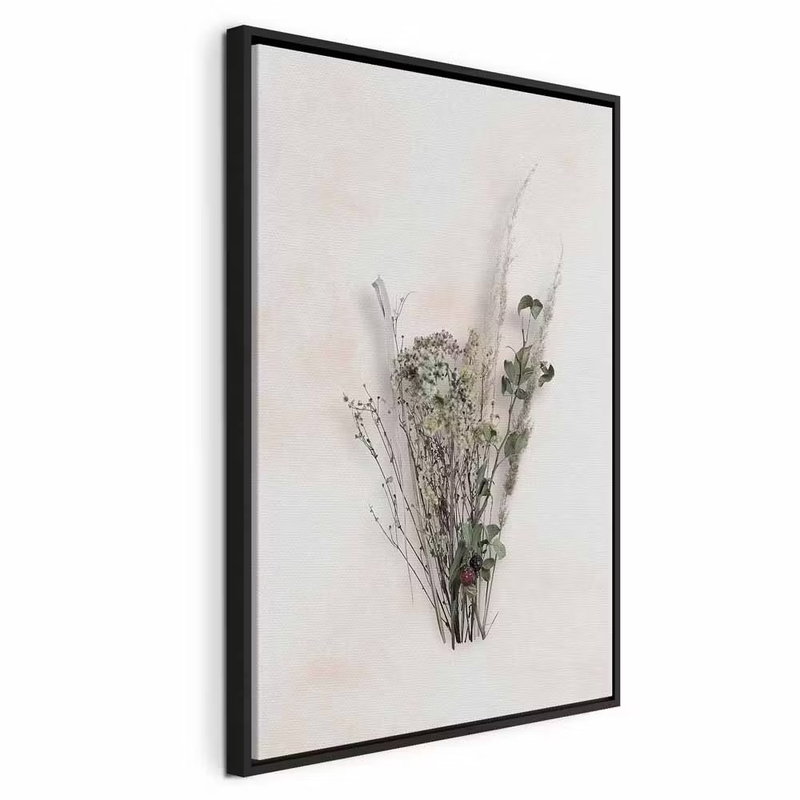 Autumn bouquet vertical – svart ram. En smal bukett av tunna grenar, små gröna blad och ljusa ax ligger på en nästan vit bildyta.