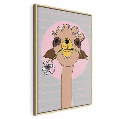 Happy llama vertical – naturfärgad ram. Ett ljusbrunt lamahuvud med blomkrans håller en vit blomma mot en rosa och grå typografisk bakgrund.