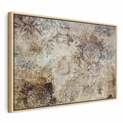 Hidden beauty wide – naturfärgad ram. Blad, blomformer, textfragment och tunna linjer ligger över skiftande beige, bruna och grå skikt.