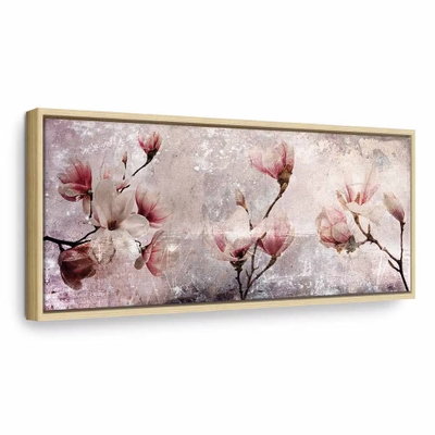 Magnolia charm narrow – naturfärgad ram. Ljusa rosa magnoliablommor sitter på mörka grenar över en vit och grå, målerisk bakgrund.