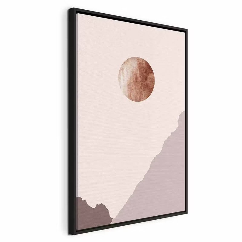 Mountain planet vertical – svart ram. En brun rund form svävar över förenklade rosa och grå bergsformer på en ljus botten.