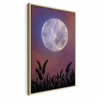 Night in the country – naturfärgad ram. En stor ljus måne lyser över mörka gräsax mot en stjärnprickig violett himmel.