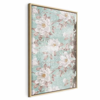 Roman flowers vertical – naturfärgad ram. Vita blommor och mjuka bladformer ligger över en sliten bakgrund i ljust turkost och rosa.