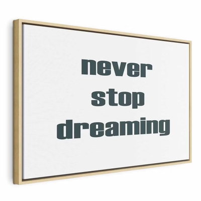 Never stop dreaming wide – naturfärgad ram. Orden never stop dreaming står i mörk, kraftig typografi på en vit bakgrund.