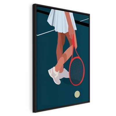Female tennis player with a – svart ram. En beskuren illustration visar en person i vit kjol med ett rött tennisracket och en gul boll på mörkt blågrönt.