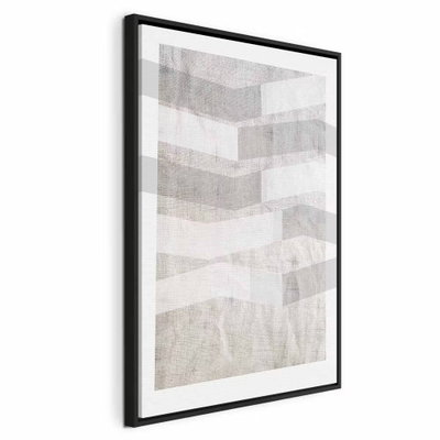 Chiaroscuro vertical – svart ram. Vita och gråbeige, vinklade band bildar ett stillsamt mönster över en ljus, stenliknande bakgrund.