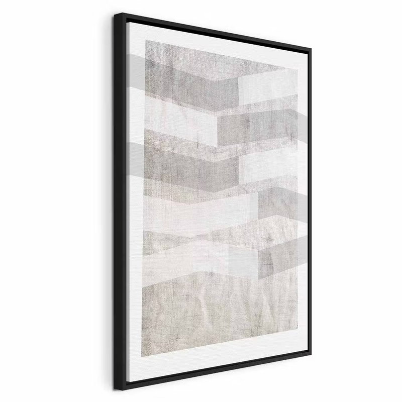 Chiaroscuro vertical – svart ram. Vita och gråbeige, vinklade band bildar ett stillsamt mönster över en ljus, stenliknande bakgrund.
