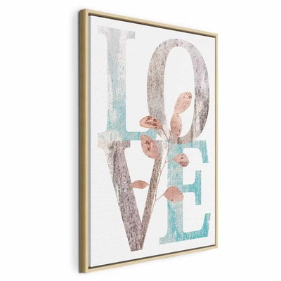 Flourishing letters vertical – naturfärgad ram. Bokstäverna i LOVE återges i blekt turkost och gråbrunt med en liten rosa växtkvist på vitt.