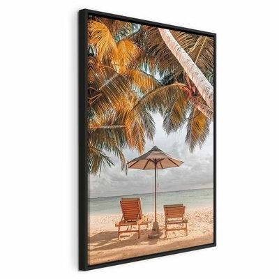 Palm umbrella vertical – svart ram. Två trästolar och ett parasoll står på en sandstrand under höga palmer vid ett ljust hav.