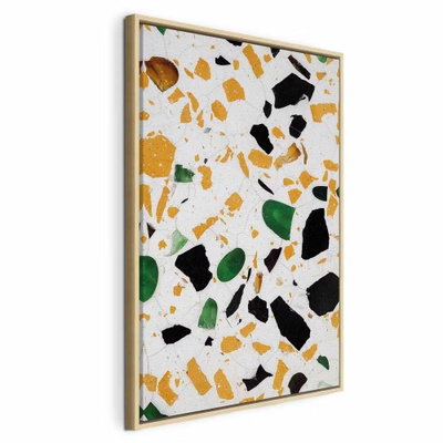 Terrazzo vertical – naturfärgad ram. Oregelbundna fält i ockra, svart och grönt sprids över vitt i ett tryckt terrazzomönster.