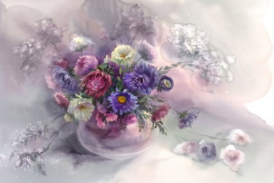 Dreamer and s bouquet – motivvy. En tät bukett med lila, rosa, vita och blå blommor står i en ljus vas mot en mjukt målad bakgrund.
