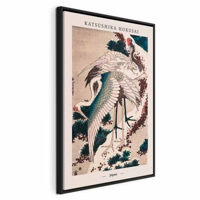Cranes vertical – svart ram. Flera långbenta fåglar med vita, mörka och blågröna fjädrar bildar en tät komposition med tryckt konstnärstext ovanför.