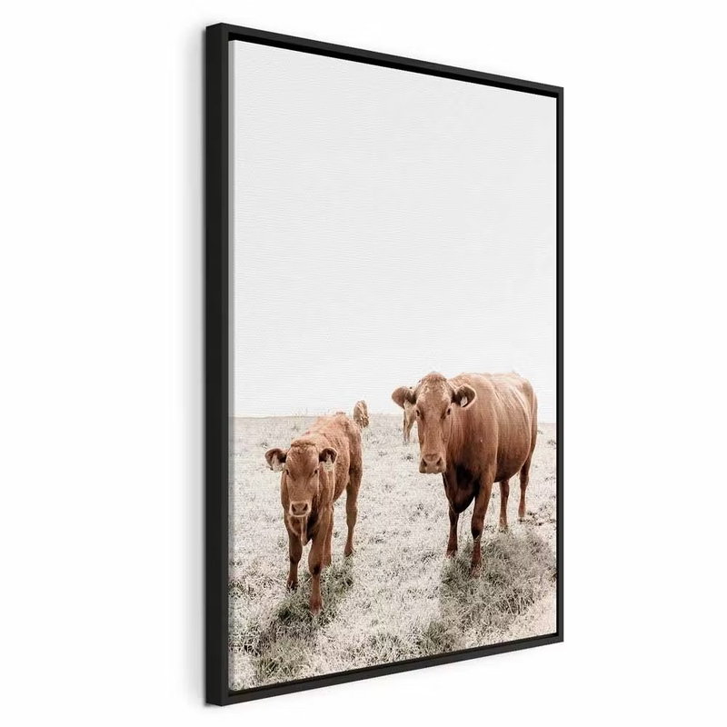 Mother and calf vertical – svart ram. En brun ko och en mindre kalv står nära bildens nedre del, med en stor vit yta ovanför.