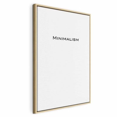 Minimalism vertical – naturfärgad ram. Ordet MINIMALISM står med små mörka bokstäver på en stor, vit bildyta.