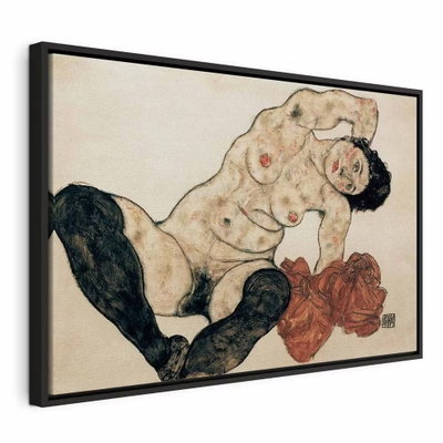 Egon schiele liegender akt – svart ram. En liggande naken figur återges med markerade konturer och dämpade hudtoner mot ljust och rostrött.