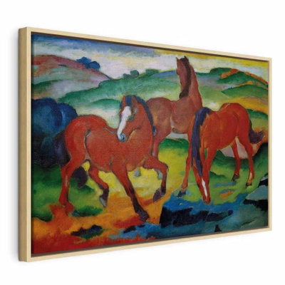 Franz marc the red horses – naturfärgad ram. Tre röda hästar står i ett böljande landskap med gröna kullar, blå skuggor och gula markpartier.