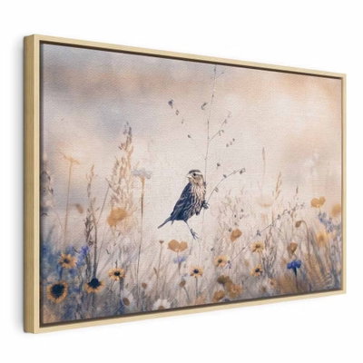 August melody – naturfärgad ram. En liten mörk fågel sitter bland tunna grässtrån och små blå och gula blommor under en stor, ljus himmel.
