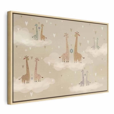 Love colorful giraffes – naturfärgad ram. Små giraffer i mjuka beige och grå toner står bland moln och ljusa hjärtan.