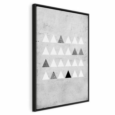 Grey forest vertical – svart ram. Rader av vita, grå och svarta trianglar ligger på en ljust grå, betongliknande bakgrund.