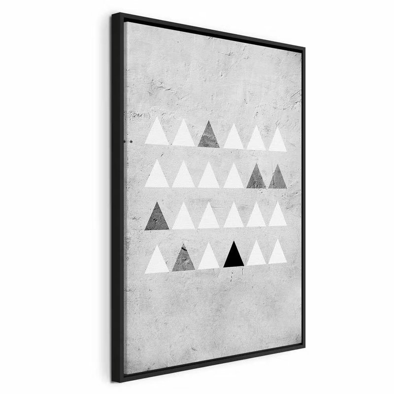 Grey forest vertical – svart ram. Rader av vita, grå och svarta trianglar ligger på en ljust grå, betongliknande bakgrund.