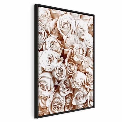 Rose garden vertical – svart ram. Många ljusa rosor ligger tätt intill varandra med mjuka skuggor mellan de crèmefärgade kronbladen.