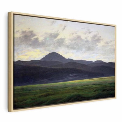 Caspar david friedrich – naturfärgad ram. En låg, mörk bergsrygg ligger bakom ett brett grönt landskap under en ljus, molnig himmel.